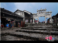 The ancient town of Qingyan, one of the most famous historical and cultural towns in Guizhou Province, lies in the southern suburb of Guiyang. Covering an area of 741 acres, Qingyan Town was originally built in 1378. Now, because of its long history and strong cultural atmosphere, Qingya has become an attractive destination for numerous domestic and foreign tourists. [Photo by Liu Guoxing]