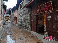 The ancient town of Qingyan, one of the most famous historical and cultural towns in Guizhou Province, lies in the southern suburb of Guiyang. Covering an area of 741 acres, Qingyan Town was originally built in 1378. Now, because of its long history and strong cultural atmosphere, Qingya has become an attractive destination for numerous domestic and foreign tourists. [Photo by Liu Guoxing]