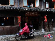 The ancient town of Qingyan, one of the most famous historical and cultural towns in Guizhou Province, lies in the southern suburb of Guiyang. Covering an area of 741 acres, Qingyan Town was originally built in 1378. Now, because of its long history and strong cultural atmosphere, Qingya has become an attractive destination for numerous domestic and foreign tourists. [Photo by Liu Guoxing]