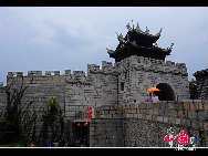 The ancient town of Qingyan, one of the most famous historical and cultural towns in Guizhou Province, lies in the southern suburb of Guiyang. Covering an area of 741 acres, Qingyan Town was originally built in 1378. Now, because of its long history and strong cultural atmosphere, Qingya has become an attractive destination for numerous domestic and foreign tourists. [Photo by Liu Guoxing]