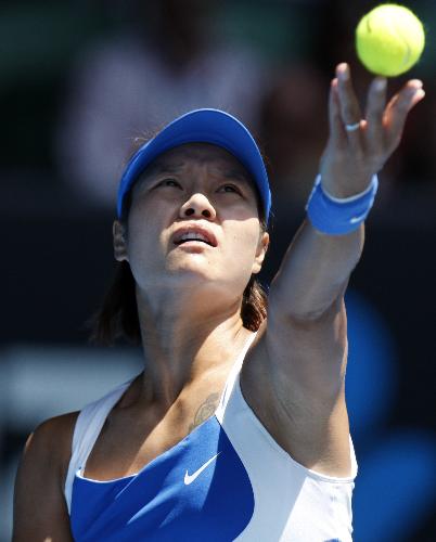 Li Na of China serves during the women's singles semifinal match against Serena Williams of the United States in 2010 Australian Open Tennis Championship in Melbourne, Jan. 28, 2010. Li Na lost 0-2. 