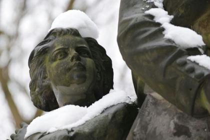 A statue is covered with snow at a park in Berlin, capital of Germany, Jan. 28, 2010. A storm front covered much of Germany with snow Wednesday night into Thursday, adding to what has been an unusually cold and snowy winter. (Xinhua/Ban Wei)