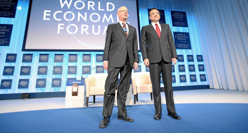 Klaus Schwab (left), Founder and Executive Chairman, World Economic Forum and Li Keqiang, Vice-Premier, State Council of the People&apos;s Republic of China is captured during a Special Message at the Congress Centre at the Annual Meeting 2010 of the World Economic Forum in Davos, Switzerland, January 28, 2010. [WEF]
