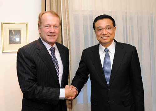 Chinese Vice Premier Li Keqiang (R) meets with Chairman and Chief Executive Officer of Cisco Systems John Chambers in Bad Ragaz, Switzerland, Jan. 27, 2010. Li arrived in Zurich earlier Monday for a four-day visit to Switzerland, during which he will also attend this year&apos;s World Economic Forum annual meeting in the Alpine ski resort of Davos. [Xinhua]