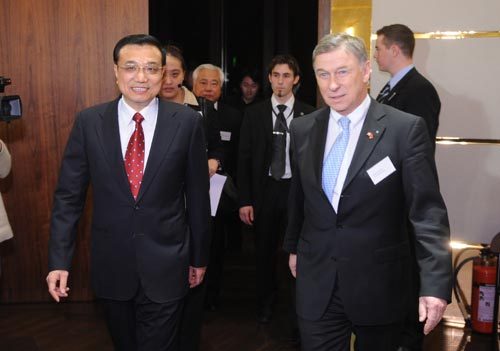 Chinese Vice Premier Li Keqiang (L) and Gerold Buehrer, president of Economiesuisse step into the room during a dinner party held by the Economiesuisse, the Swiss Business Federation, at Zurich on Jan. 25, 2010. Li Keqiang arrived here on Monday for a four-day official visit to Switzerland, during which he will also attend this year&apos;s World Economic Forum (WEF) annual meeting in Davos. [Xinhua]