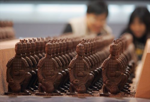 Terra cotta warriors made of chocolates. The 20,000-square-metre (215,000 square-foot) 'chocolate wonderland' opens to the public on January 29. [Xinhua]