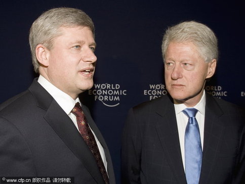 Prime Minister Stephen Harper, left, meets with former President Bill Clinton at the WEF in Davos, Switzerland on thursday Jan. 28, 2010. [CFP]