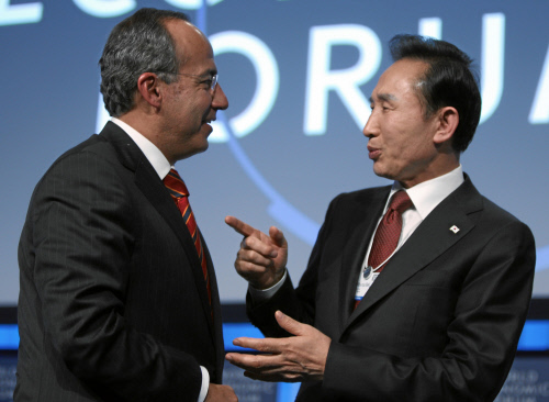 Felipe Calderon (L), President of Mexico, greets Lee Myung-Bak, President of the Republic of Korea; Chair, 2010 G20 Summit, during the session &apos;Global Governance Redesigned&apos; at the Congress Centre at the Annual Meeting 2010 of the World Economic Forum in Davos, Switzerland, January 28, 2010. [WEF]