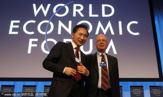 Lee Myung-bak, President of the Republic of Korea and chair of the 2010 G20 summit, left, stands with WEF founder Klaus Schwab at the WEF in Davos, Switzerland on Jan. 28, 2010. [CFP]