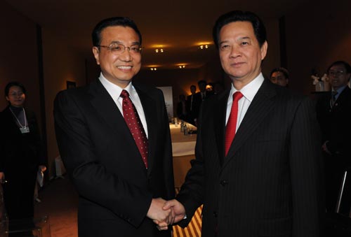 Chinese Vice Premier Li Keqiang (L) shakes hands with Vietnamese Prime Minister Nguyen Tan Dung during their meeting in Davos, Switzerland, Jan. 28, 2010.