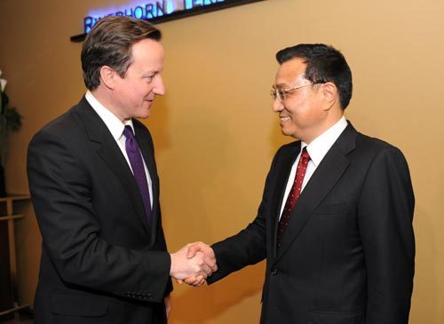 Chinese Vice Premier Li Keqiang (R) shakes hands with David Cameron, leader of the British opposition Conservative Party, during their meeting in Davos, Switzerland, Jan. 28, 2010. [Xinhua]