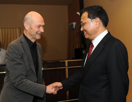 Chinese Vice Premier Li Keqiang (R) shakes hands with World Trade Organization (WTO) Director-general Pascal Lamy during their meeting in Davos, Switzerland, Jan. 28, 2010. [Xinhua]