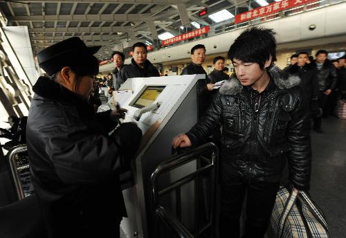 Passengers check in for a bus at the Liuliqiao long-distance bus terminal in Beijing, capital of Jan. 30, 2010, the first day of China&apos;s Spring Festival travel peak. The Chinese traditional Spring Festival, or lunar New Year, starts from Feb. 14 this year, when people return home for a family reunion. [Xinhua]