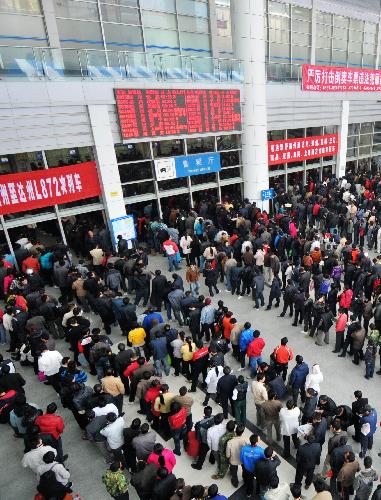 Passengers queue to buy tickets at the Fuzhou Railway Station in Fuzhou, capital of southeast China&apos;s Fujian Province, Jan. 30, 2010. China&apos;s railways are expected to transport 210 million passengers during the 40-day travel peak starting from Jan. 30, as people return home for family reunion in the traditional Spring Festival beginning from Feb. 14 this year and then go back to workplaces. [Xinhua]