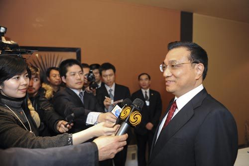 Chinese Vice Premier Li Keqiang (R) talks to journalists as he attends the annual meeting of the World Economic Forum (WEF) in Davos, Switzerland, Jan. 28, 2010. [Xinhua]