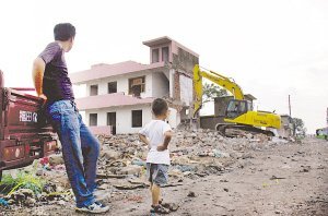 Expropriation of houses has become a hot topic in China, where booming urban development made relocation of households a common phenomenon. Forced demolition frequently led to confrontations, sometimes even mass incidents.