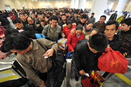 Passengers wait to board a train at the Railway Station in Hefei, capital city of east China's Anhui province on January 30, 2010. China's Spring Festival travel peak season, or 'chun yun' in Chinese, kicks off today. [Photo/Xinhua] 