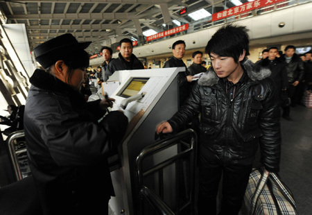 Passengers wait to board a bus at Liuliqiao Long-distance Bus Staion in Beijing on January 30, 2010. China's Spring Festival travel peak season, or 'chun yun' in Chinese, kicks off today. [Photo/Xinhua]