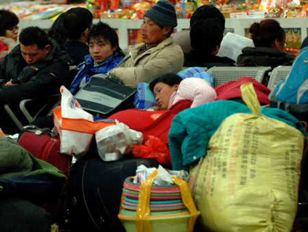 Passengers wait to board a train at Beijing West Railway Station at the wee hours of January 30, 2010. China's Spring Festival travel peak season, or 'chun yun' in Chinese, kicks off today. [Photo/Xinhua]