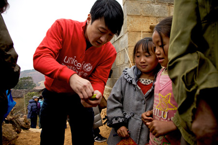 Cantopop star Leon Lai visits young beneficiaries of UNICEF’s LARC project in Longling County in southwest China. [UNICEF]