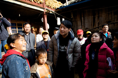 Cantopop star Leon Lai talks to villagers in Longling County in southwest China. [UNICEF]