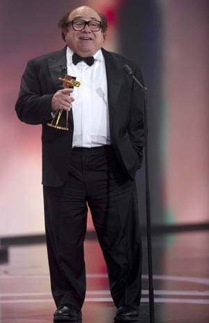 Sylvie van der Vaart, US actor Michael Douglas, US actor Richard Gere, German actress Diane Kruger, US actor Danny DeVito and German TV entertainer Joachim Fuchsberger (L-R) pose after the awarding ceremony of the German television 'Goldene Kamera' (Golden Camera) media award in Berlin, January 30, 2010.