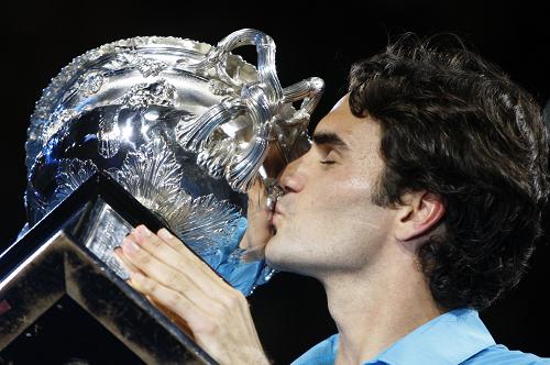 Roger Federer of Switzerland kisses the champion trophy during the awarding ceremony after the final match of men&apos;s singles against Andy Murray of Britain at 2010 Australian Open Tennis Championship at Rod Laver Arena in Melbourne, Australia, Jan. 31, 2010. Federer won 3-0. [Xinhua]
