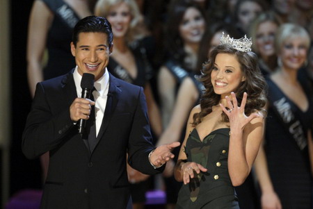 Katie Stam, Miss America 2009, shows off her engagement ring as host Mario Lopez looks on during the 2010 Miss America Pageant in Las Vegas, Nevada on January 30, 2010. [China Daily/Agencies]