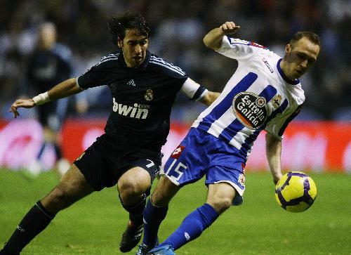 Deportivo Coruna's Laure Sanabria (R) battles for the ball with Real Madrid's Raul Gonzalez during their Spanish First Division soccer match at Riazor stadium in Coruna January 30, 2010.(Xinhua/Reuters Photo)