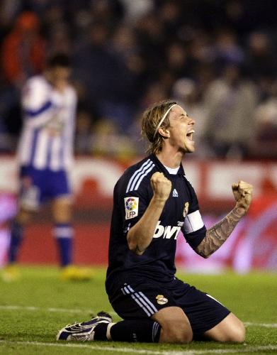 Real Madrid's Jose Maria Gutierrez Guti celebrates a goal scored by his team-mate Karim Benzema during their Spanish First Division soccer match against Deportivo Coruna at Riazor stadium in Coruna January 30, 2010. (Xinhua/Reuters Photo)