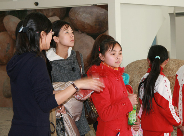 Students from Dongba Experimental Primary School listening to the explanation in UCCA on Jan.31 2010.[China.org.cn]