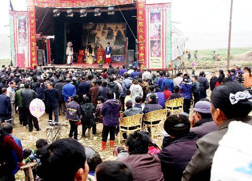 County troupe present local Gan opera for villagers to enrich their daily life and mark the coming Chinese Lunar New Year, at Changzhou Township in Poyang County, east China's Jiangxi Province, Jan. 31, 2010. [Xinhua photo]