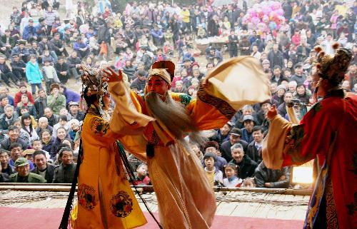 County troupe present local Gan opera for villagers to enrich their daily life and mark the coming Chinese Lunar New Year, at Changzhou Township in Poyang County, east China's Jiangxi Province, Jan. 31, 2010. [Xinhua photo]