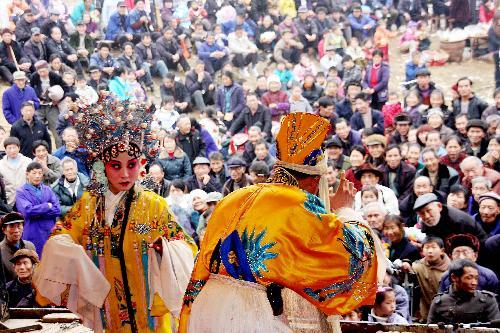 County troupe present local Gan opera for villagers to enrich their daily life and mark the coming Chinese Lunar New Year, at Changzhou Township in Poyang County, east China's Jiangxi Province, Jan. 31, 2010. [Xinhua photo]