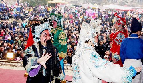 County troupe present local Gan opera for villagers to enrich their daily life and mark the coming Chinese Lunar New Year, at Changzhou Township in Poyang County, east China's Jiangxi Province, Jan. 31, 2010. [Xinhua photo]