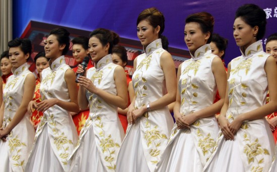 Candidates pose during a contest to select the Miss Etiquette for Shanghai World Expo 2010 in Hangzhou, East China's Zhejiang province, January 31, 2010. [Xinhua] 