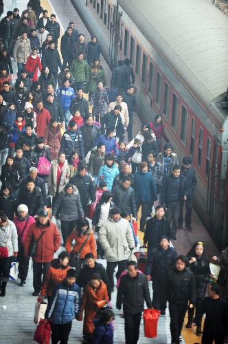 Photo taken on Jan. 31, 2010 shows railway passengers at a platform in Bozhou Railway Station in Bozhou, east China's Anhui Province. China on Saturday began its annual mass passenger transportation for the traditional Lunar New Year, with an expected 2.54 billion journeys in the coming 40 days. 