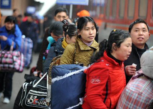 Migrant workers from southwest China's Chongqing Municipality get on a train at the railway station of Hangzhou, capital of east China's Zhejiang Province, Jan. 31, 2010. Some 20 million migrant workers in Zhejiang Province began to return home for Spring Festival which falls on Feb. 14 this year.