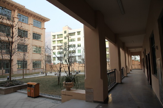 Photo taken on January 27, 2010 shows the campus of the new Wenchuan 1st Primary school. The new primary school, located on the site of former Weizhou Middle school in Weizhou village, Wenchuan County, covers an area of 20,000 square meters, its total investment cost was 6,000 million yuan, and it can accommodate 1,600 students. [China.org.cn]