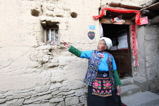 A Qiang woman describes the scene of the 2008 earthquake in Wenchuan and Buwa village, Sichuan Province. [China.org.cn/ Zhao Xi]