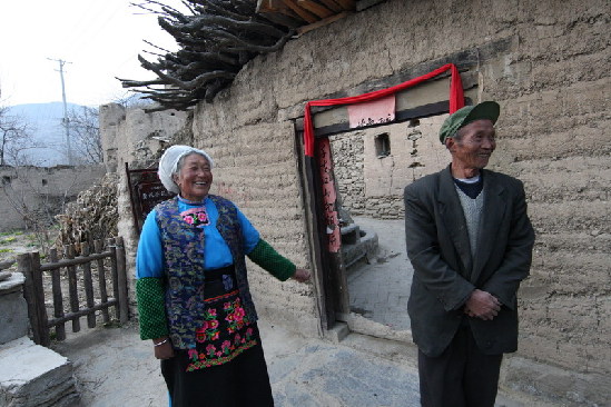 A Qiang ethnic couple smile when talk about the government helping them to rebulid house, in Buwa village, Sichuan Province, January 26, 2010. [China.org.cn/ Zhao Xi]