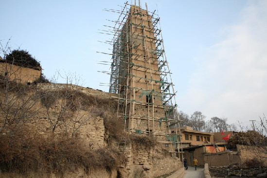 Reinforcements protect an ancient Qiang watchtower built with yellow mud in Buwa village, Sichuan Province. [China.org.cn/ Zhao Xi]