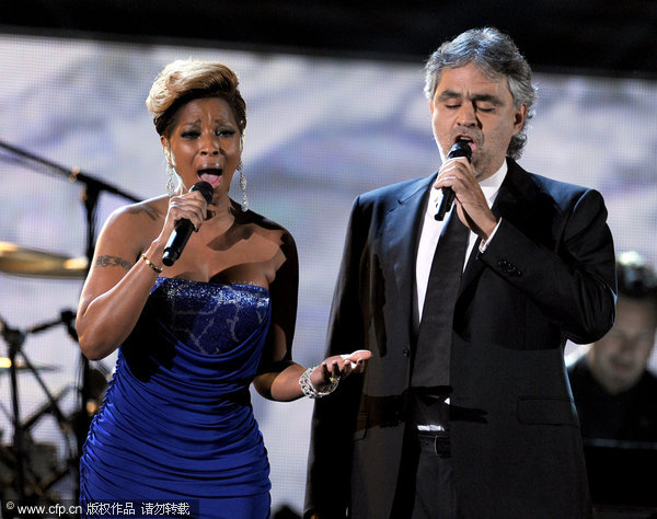 Singers Mary J. Blige (L) and Andrea Bocelli perform onstage during the 52nd Annual Grammy Awards held at Staples Center on January 31, 2010 in Los Angeles, California. 