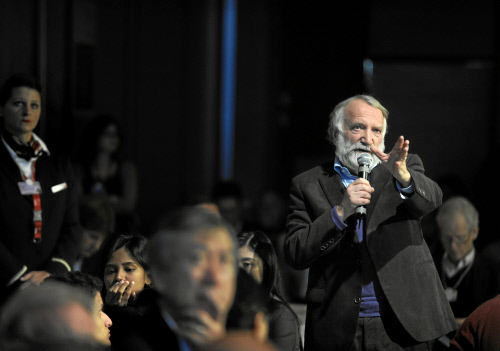 A participant speaks to the audience during the session &apos;The Global Agenda 2010: The View from Davos&apos; at the Congress Centre of the Annual Meeting 2010 of the World Economic Forum in Davos, Switzerland, January 31, 2010. [WEF]