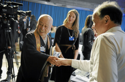 Yukei Matsunaga, President, Japan Buddhist Federation (JBF), Japan meets participants during the session &apos;The Global Agenda 2010: The View from Davos&apos; at the Congress Centre of the Annual Meeting 2010 of the World Economic Forum in Davos, Switzerland, January 31, 2010. [WEF]