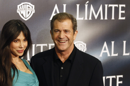 Actor Mel Gibson (R) and Oksana Grigorieva pose during the Spanish premiere of the film Edge of Darkness in Madrid February 1, 2010. 