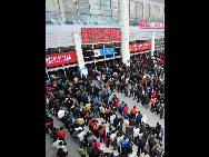 People line up to buy train tickets at the Railway Station in Fuzhou, capital city of east China's Fujian Province on January 30, 2010. China's Spring Festival travel peak season, or 'chun yun' in Chinese, kicks off on Jan.30.[Xinhua]
