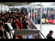 Passengers buy tickets at a long-distance bus station in Xi'an, capital city of northwest China's Shaanxi Province on January 17, 2010. [Sina.com.cn]