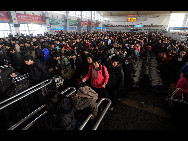 Passengers wait for trains at the Railway Station in Chengdu, capital city of southwest China's Sichuan Province on January 20, 2010. China's railways are expected to transport 210 million passengers during the 40-day travel peak starting from Jan. 30, as people return home for family reunion in the traditional Spring Festival beginning from Feb. 14 this year and then go back to workplaces. [Sina.com.cn]