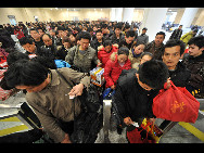 Passengers wait to board a train at the Railway Station in Hefei, capital city of east China's Anhui Province on January 30, 2010. China's Spring Festival travel peak season, or 'chun yun' in Chinese, kicks off on Jan. 30.[Xinhua]